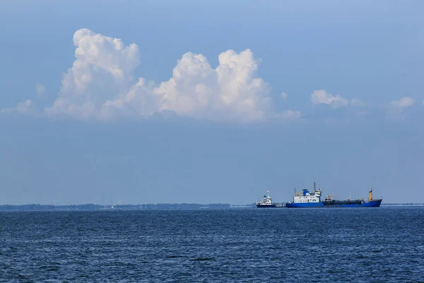 Großer Tanker Mitten Meer — Stockfoto