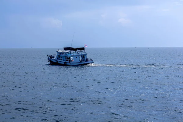 Das Boot Bringt Touristen Ans Meer — Stockfoto