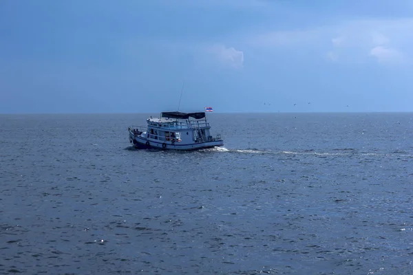 Das Boot Bringt Touristen Ans Meer — Stockfoto