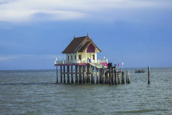 Denizde inşa pavilion.