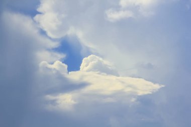 Gökyüzündeki beyaz bulutlar