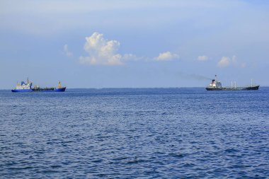 Denizde demirlemiş büyük tanker.