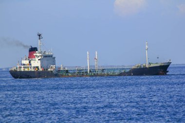 Denizde demirlemiş büyük tanker.