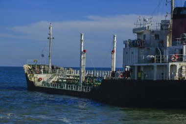 Denizde demirlemiş büyük tanker.