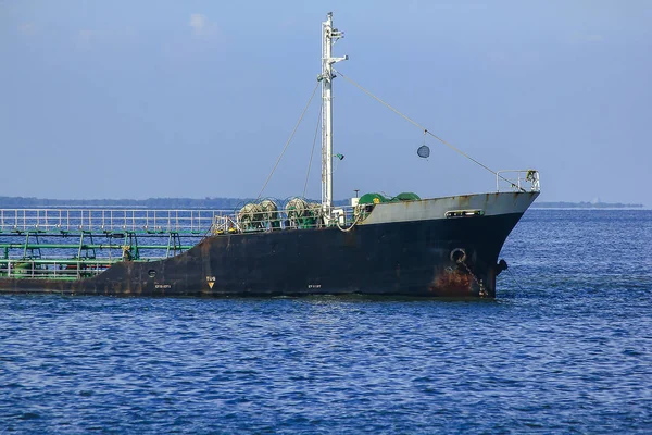 海に停泊する大型タンカー — ストック写真