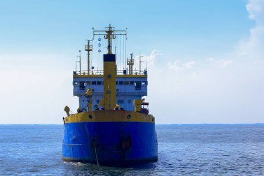 Denizde demirlemiş büyük tanker.