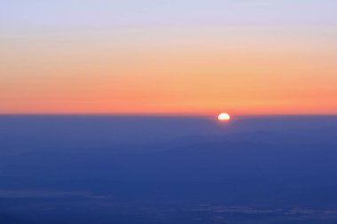 Zirve üzerinden günbatımı turuncu ışık.