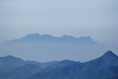 Dağlarda sisli bir sabah.