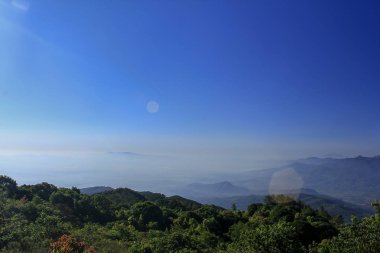 Dağlarda sisli bir sabah.