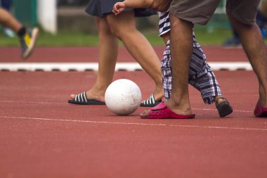 Erkekler bacaklar beyaz futbol topu ile