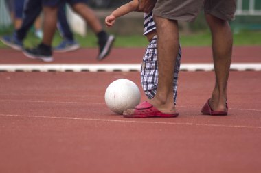 Erkekler bacaklar beyaz futbol topu ile