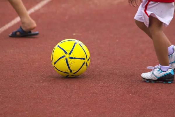 Crianças Correndo Com Bola — Fotografia de Stock