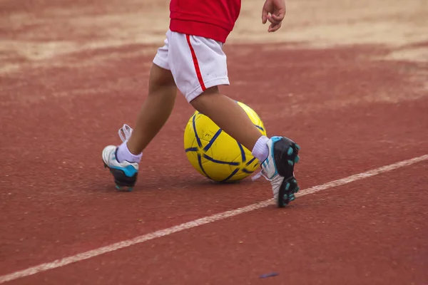 Crianças Correndo Com Bola — Fotografia de Stock