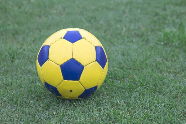 Κίτρινο Ποδόσφαιρο Μπάλα Για Γκαζόν — Φωτογραφία Αρχείου