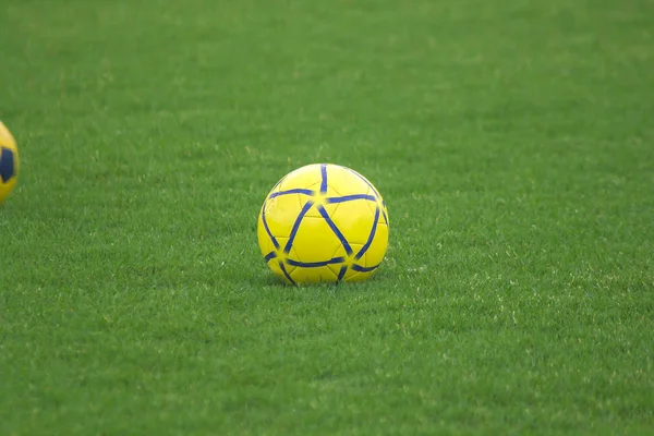 Κίτρινο Ποδόσφαιρο Μπάλα Για Γκαζόν — Φωτογραφία Αρχείου