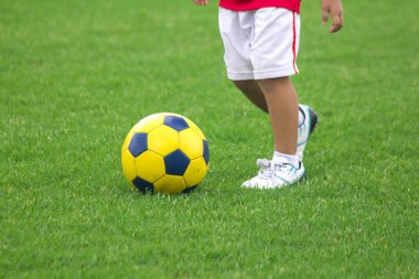 Bacaklar çocuk futbol tekme.