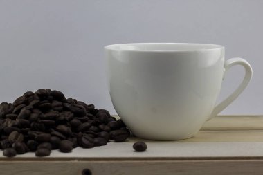 Kahve çekirdekleri ve cam ahşap üzerine beyaz.