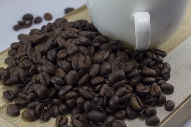 Kahve çekirdekleri ve cam ahşap üzerine beyaz.