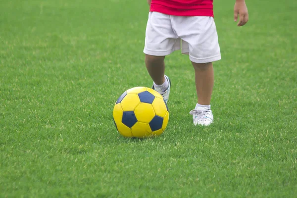 Bacaklar çocuk futbol tekme.
