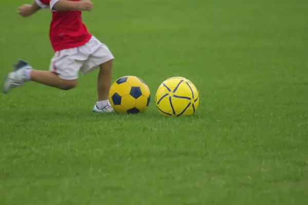 Ноги Детей Пинают Футбол — стоковое фото