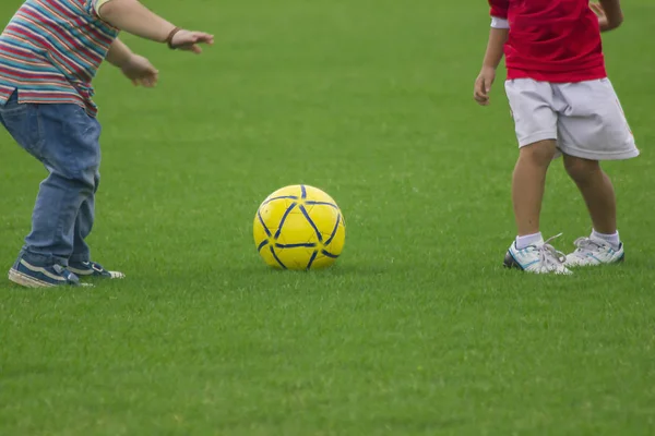 Pernas Crianças Estão Chutando Futebol — Fotografia de Stock