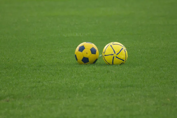 Bola Futebol Amarelo Gramado — Fotografia de Stock