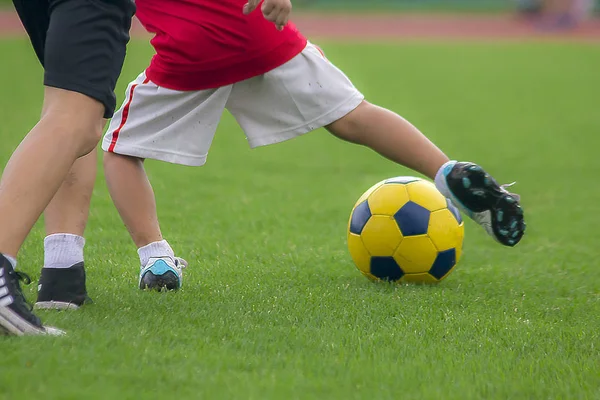 Pernas Crianças Estão Chutando Futebol — Fotografia de Stock