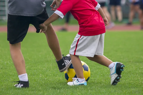 Pernas Crianças Estão Chutando Futebol — Fotografia de Stock