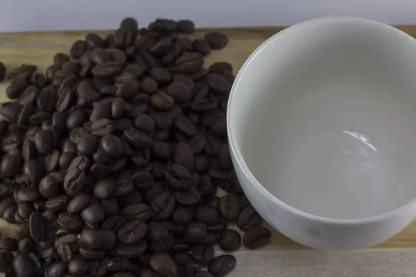 Kahve Çekirdekleri Cam Ahşap Üzerine Beyaz — Stok fotoğraf