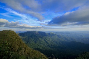 Doğada güzel gökyüzü ile yüksek dağları.