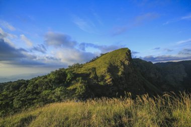 Doğada güzel gökyüzü ile yüksek dağları.
