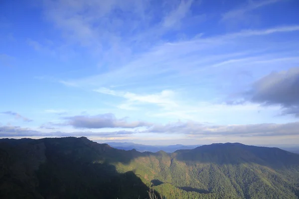 Высокие Горы Красивым Небом Природе — стоковое фото