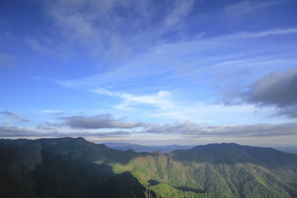 Высокие Горы Красивым Небом Природе — стоковое фото