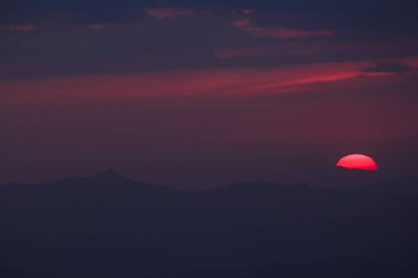 Dağın üzerinden günbatımı turuncu ışık