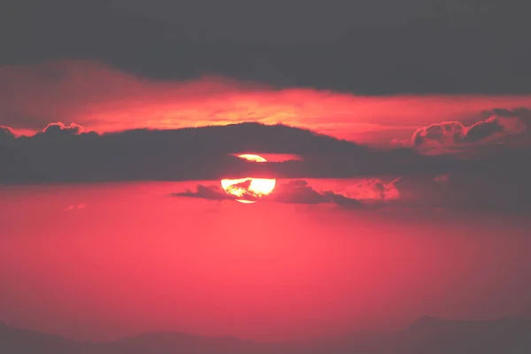 Помаранчеве Світло Заходу Сонця Над Горою — стокове фото