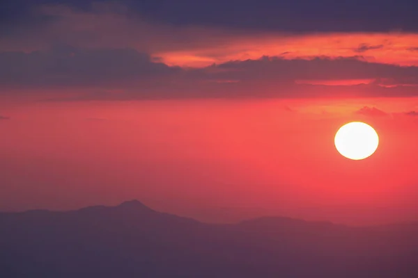 山に沈む夕日のオレンジ色の光 — ストック写真