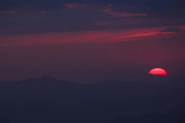 山に沈む夕日のオレンジ色の光 — ストック写真