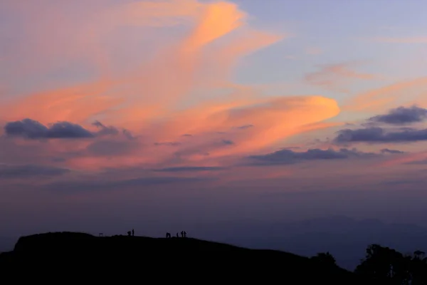 Silhouette Persone Piedi Sulla Vetta — Foto Stock