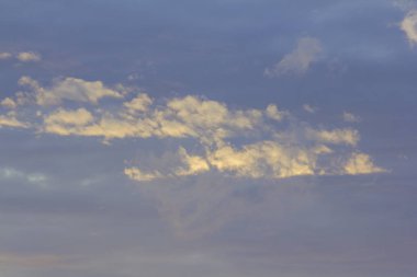 Akşam gökyüzünde bulutlar