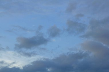 Akşam gökyüzünde bulutlar