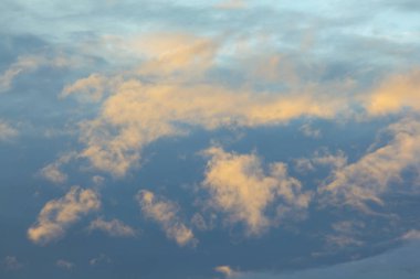 Akşam gökyüzünde bulutlar