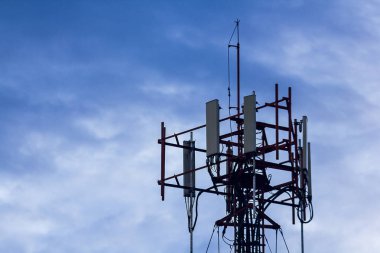 Kule anten siluetleri.