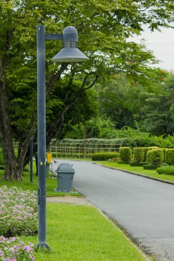 Parkta ışık ayağı.