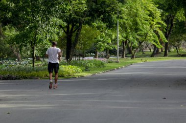 Erkekler parkta çalışan.