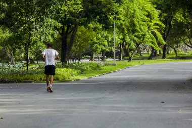 Erkekler parkta çalışan.