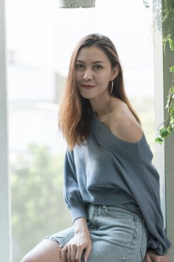 Cam pencere karşı oturan kadın