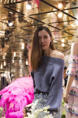 Kız bir lamba altında ayakta