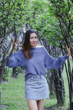 ağacın altında duran kadın