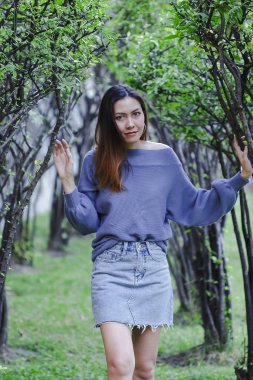 ağacın altında duran kadın