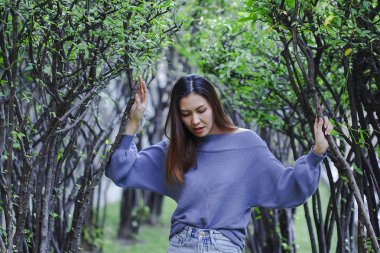 ağacın altında duran kadın